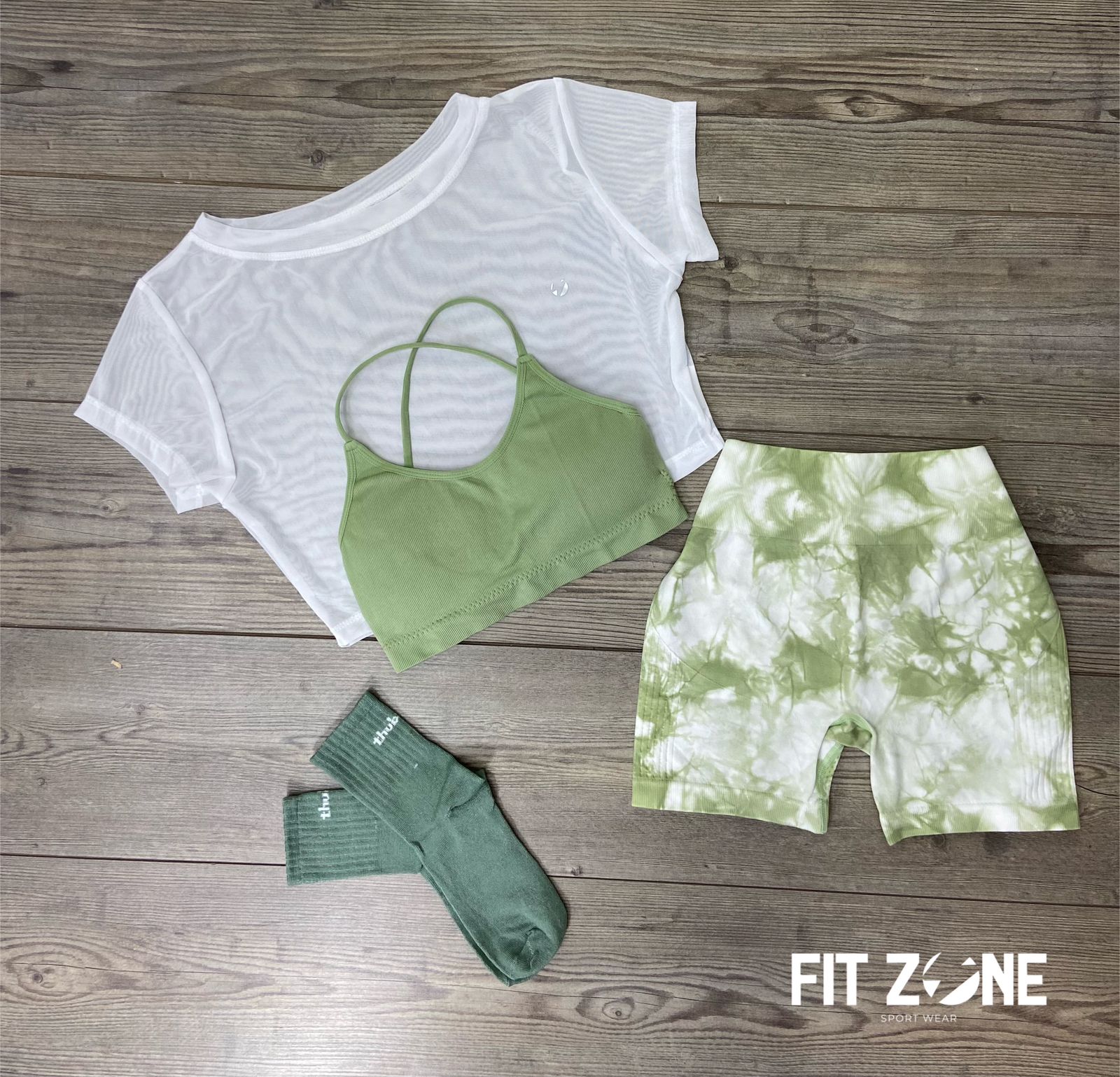 TOTAL LOOK SHORT, CROP TOP Y MALLA