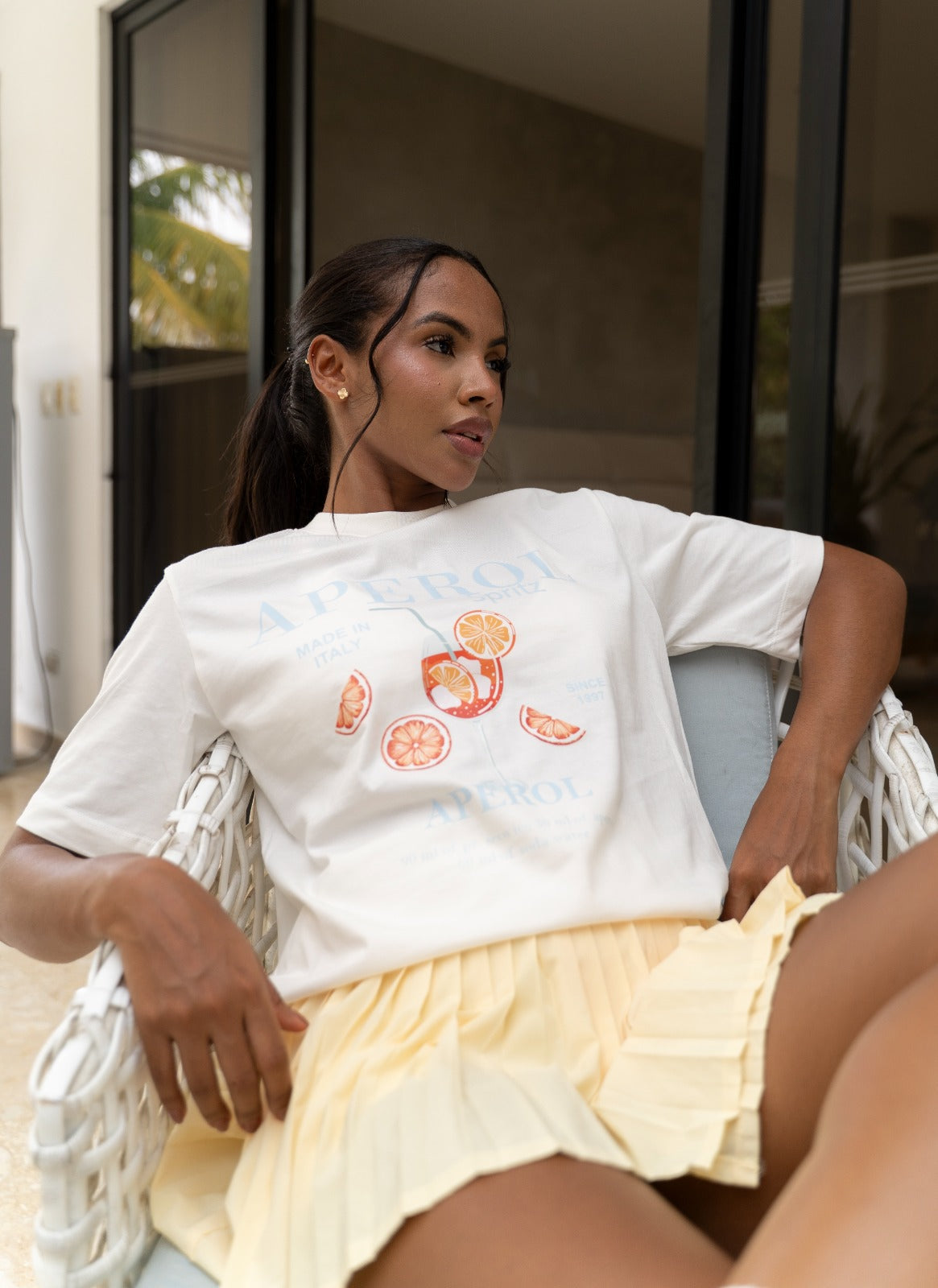 TOTAL LOOK OVER TEE Y FALDA