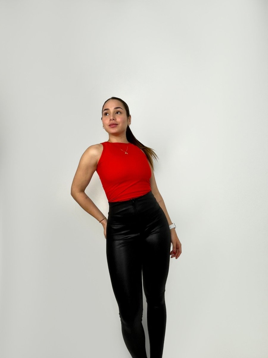Mujer con body deportivo en rib Esther de Fit Zone, vista frontal